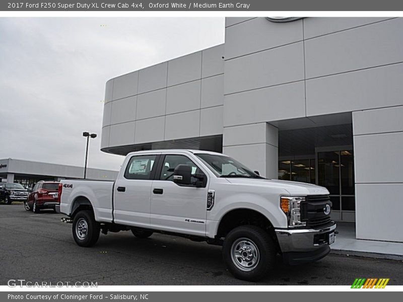 Front 3/4 View of 2017 F250 Super Duty XL Crew Cab 4x4