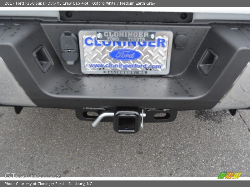 Oxford White / Medium Earth Gray 2017 Ford F250 Super Duty XL Crew Cab 4x4