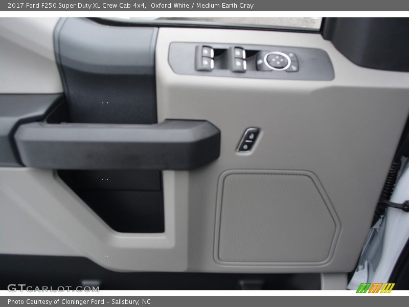 Oxford White / Medium Earth Gray 2017 Ford F250 Super Duty XL Crew Cab 4x4