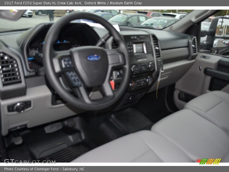 Oxford White / Medium Earth Gray 2017 Ford F250 Super Duty XL Crew Cab 4x4