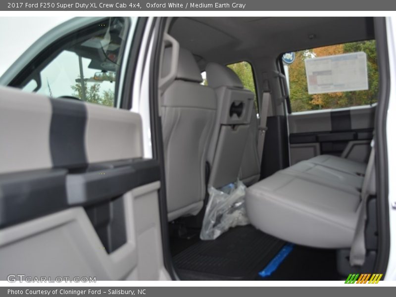 Oxford White / Medium Earth Gray 2017 Ford F250 Super Duty XL Crew Cab 4x4
