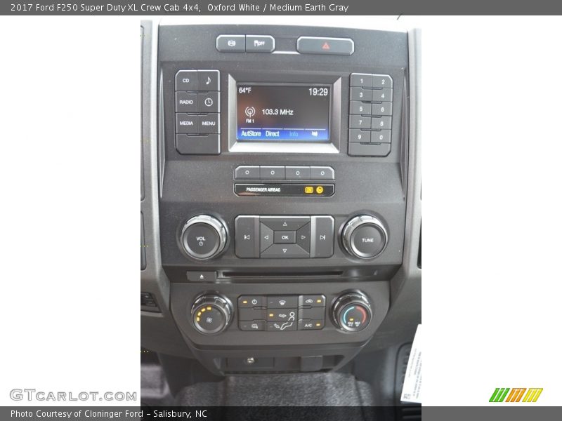 Oxford White / Medium Earth Gray 2017 Ford F250 Super Duty XL Crew Cab 4x4