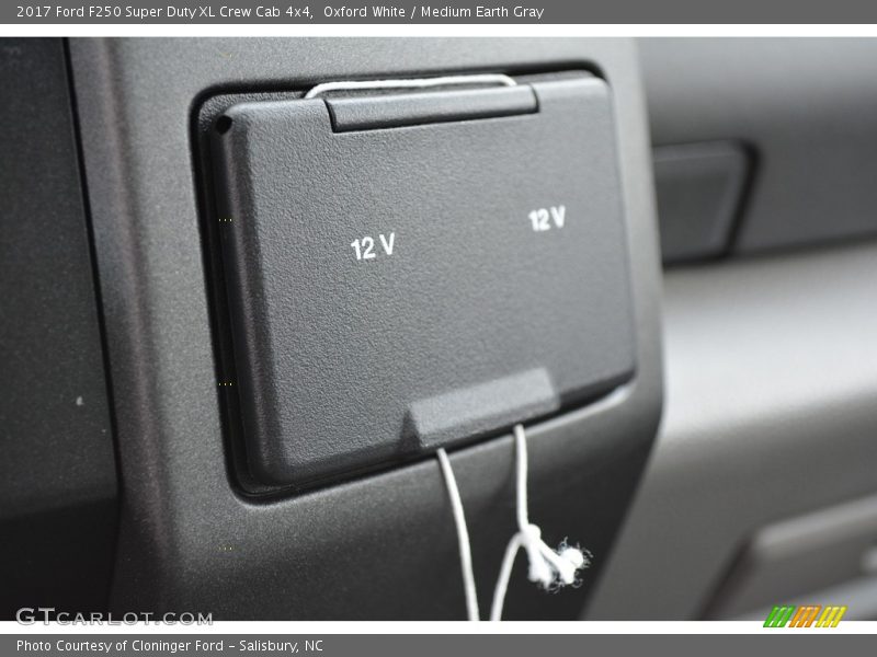 Oxford White / Medium Earth Gray 2017 Ford F250 Super Duty XL Crew Cab 4x4