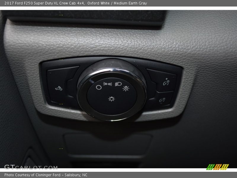 Oxford White / Medium Earth Gray 2017 Ford F250 Super Duty XL Crew Cab 4x4