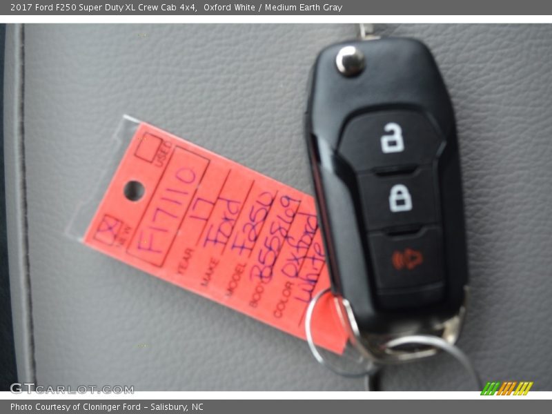Oxford White / Medium Earth Gray 2017 Ford F250 Super Duty XL Crew Cab 4x4