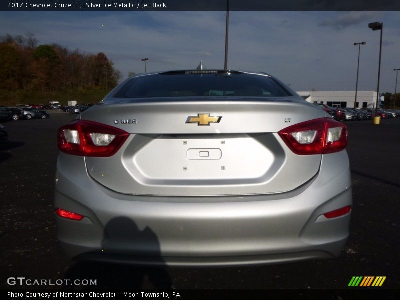 Silver Ice Metallic / Jet Black 2017 Chevrolet Cruze LT