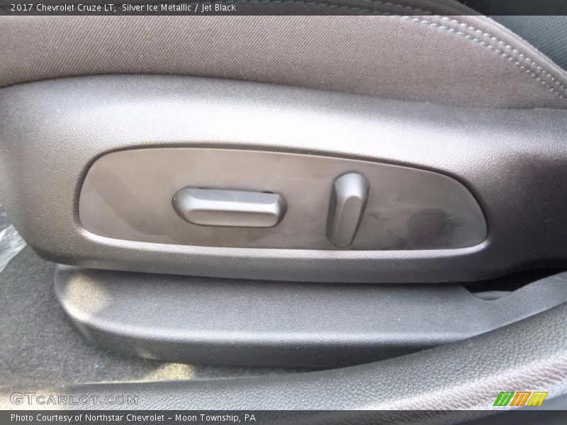 Silver Ice Metallic / Jet Black 2017 Chevrolet Cruze LT