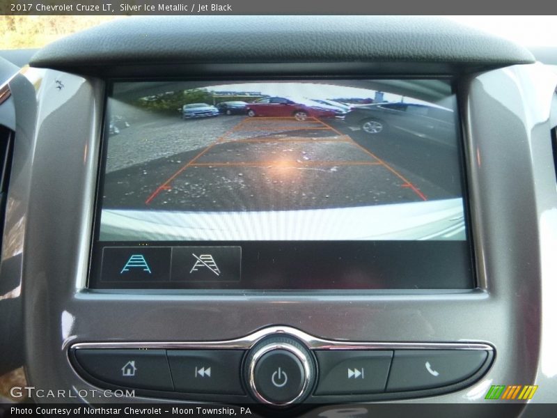 Silver Ice Metallic / Jet Black 2017 Chevrolet Cruze LT