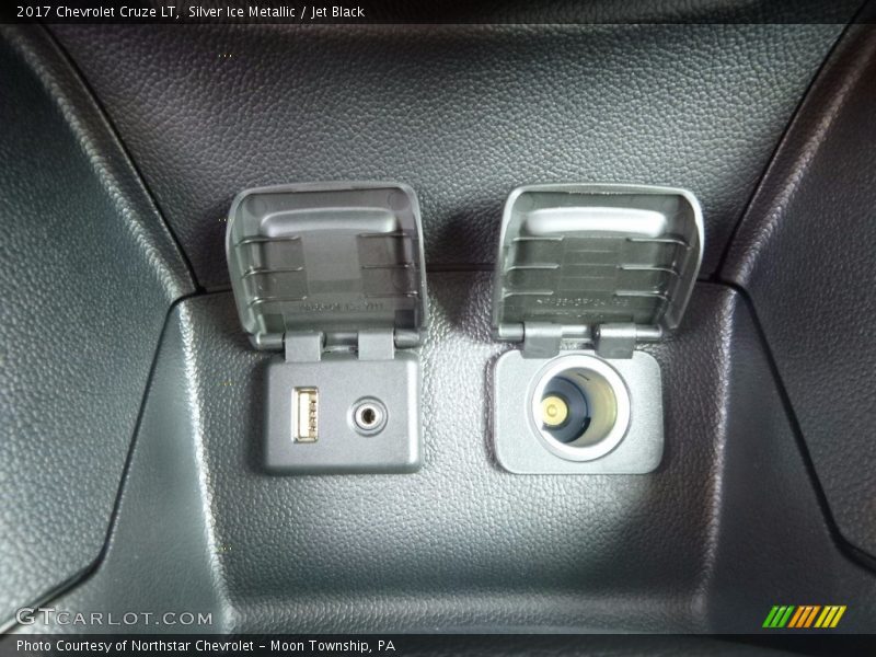 Silver Ice Metallic / Jet Black 2017 Chevrolet Cruze LT
