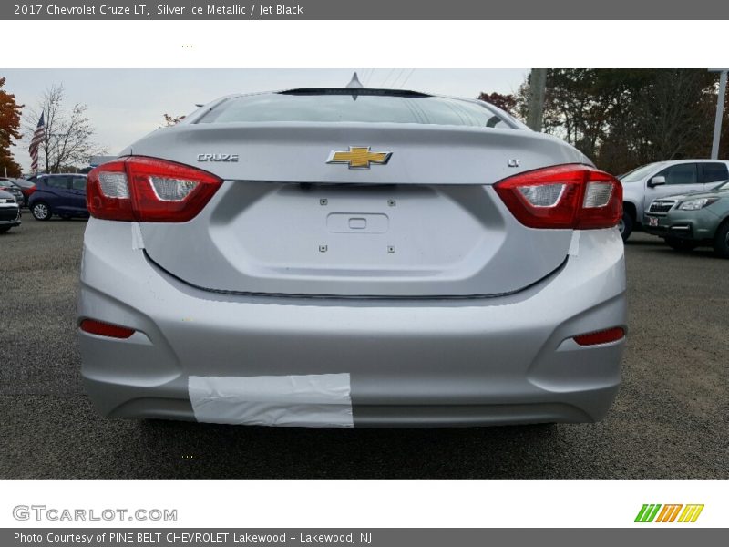 Silver Ice Metallic / Jet Black 2017 Chevrolet Cruze LT