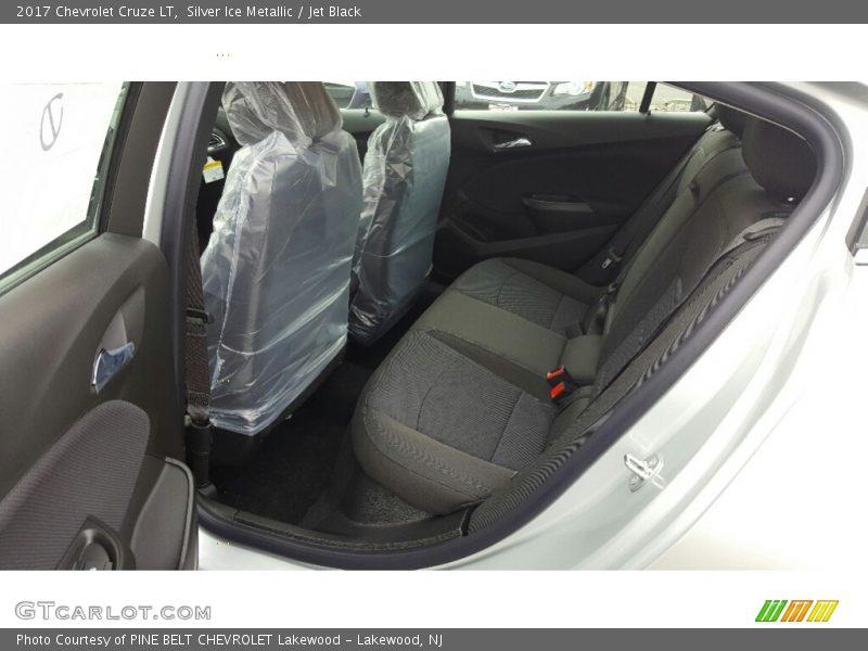 Silver Ice Metallic / Jet Black 2017 Chevrolet Cruze LT