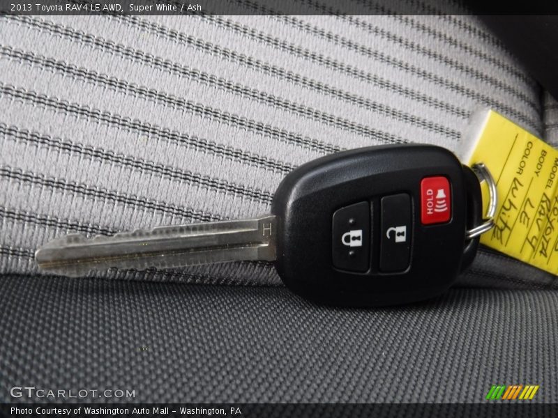 Super White / Ash 2013 Toyota RAV4 LE AWD