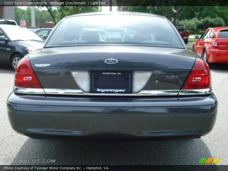 Midnight Grey Metallic / Light Flint 2005 Ford Crown Victoria