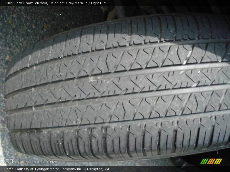 Midnight Grey Metallic / Light Flint 2005 Ford Crown Victoria