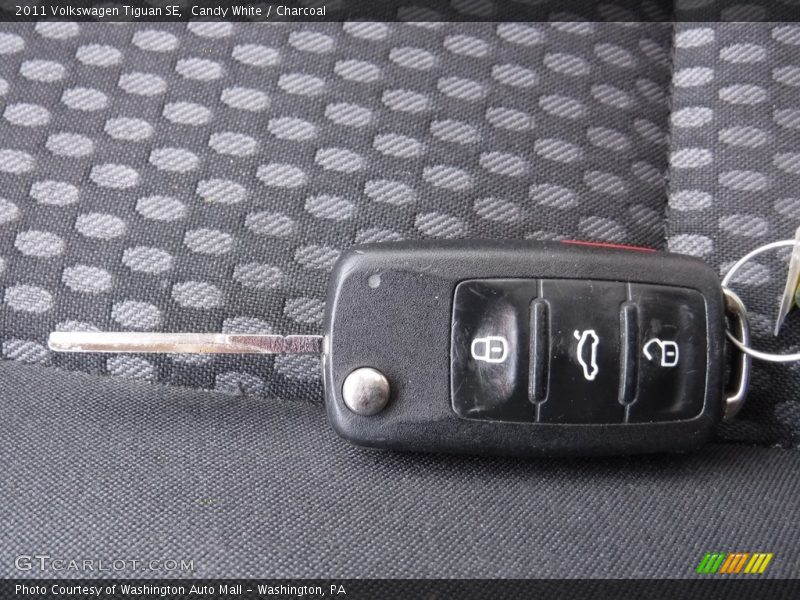 Candy White / Charcoal 2011 Volkswagen Tiguan SE