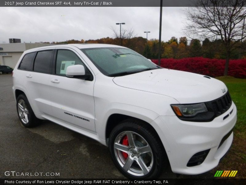 Front 3/4 View of 2017 Grand Cherokee SRT 4x4