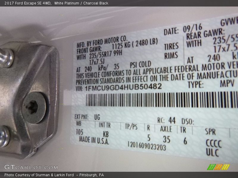White Platinum / Charcoal Black 2017 Ford Escape SE 4WD