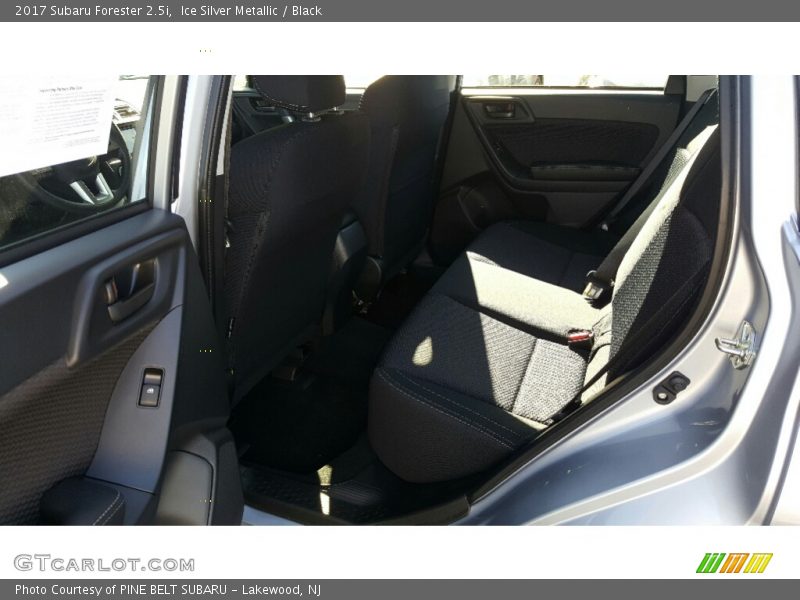 Ice Silver Metallic / Black 2017 Subaru Forester 2.5i