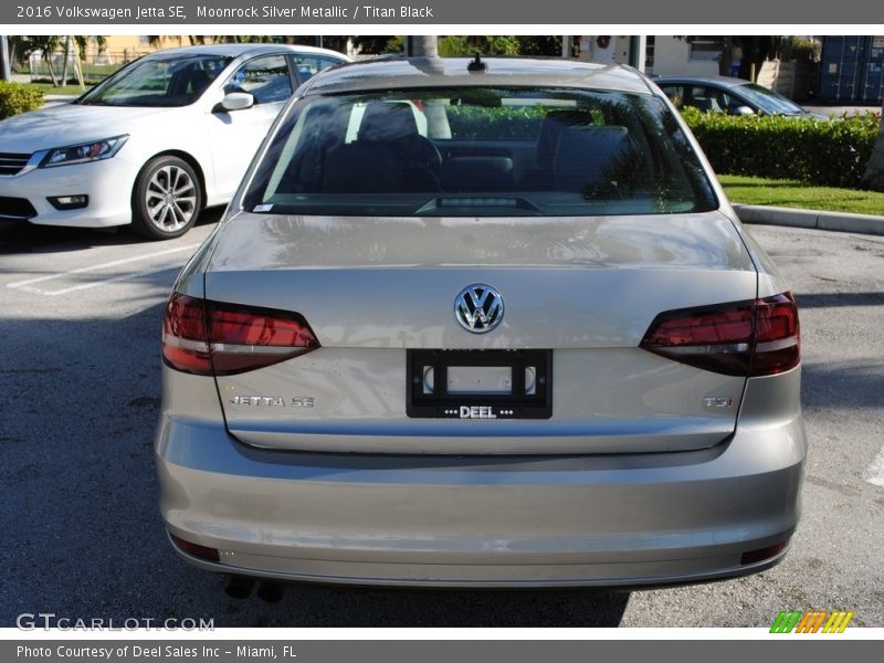 Moonrock Silver Metallic / Titan Black 2016 Volkswagen Jetta SE