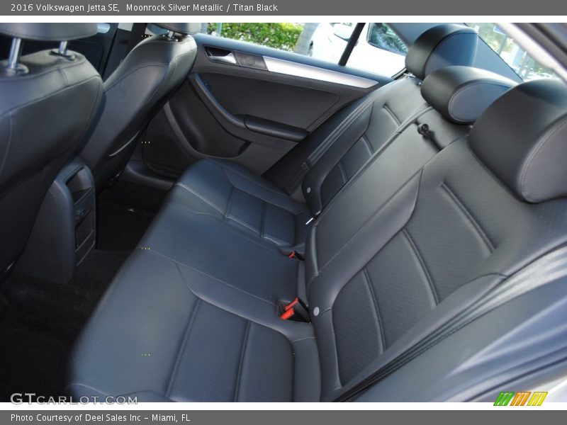 Moonrock Silver Metallic / Titan Black 2016 Volkswagen Jetta SE
