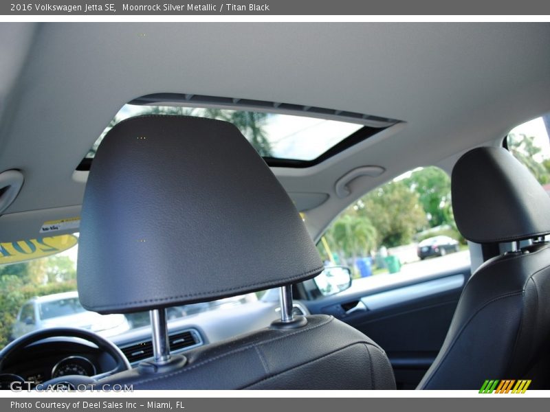 Moonrock Silver Metallic / Titan Black 2016 Volkswagen Jetta SE