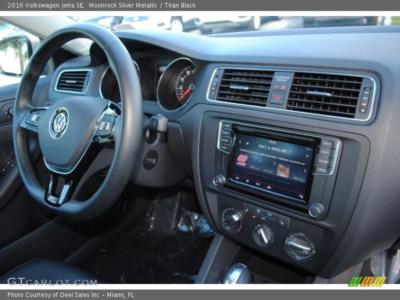 Moonrock Silver Metallic / Titan Black 2016 Volkswagen Jetta SE