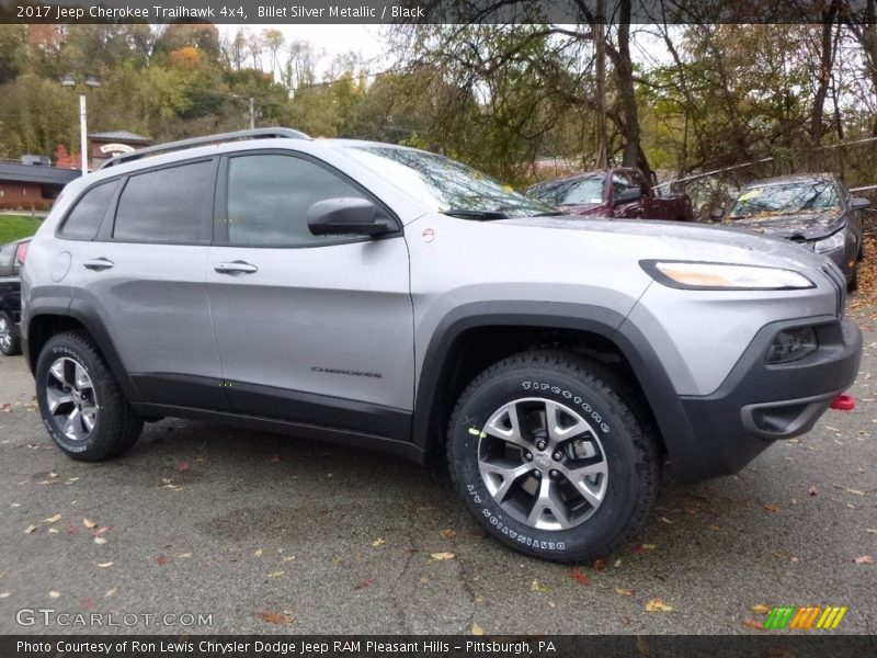 Front 3/4 View of 2017 Cherokee Trailhawk 4x4