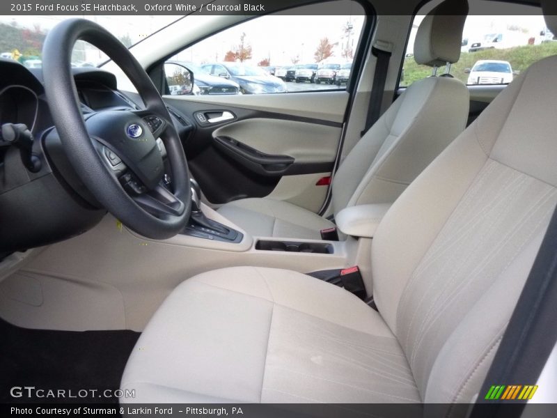 Oxford White / Charcoal Black 2015 Ford Focus SE Hatchback