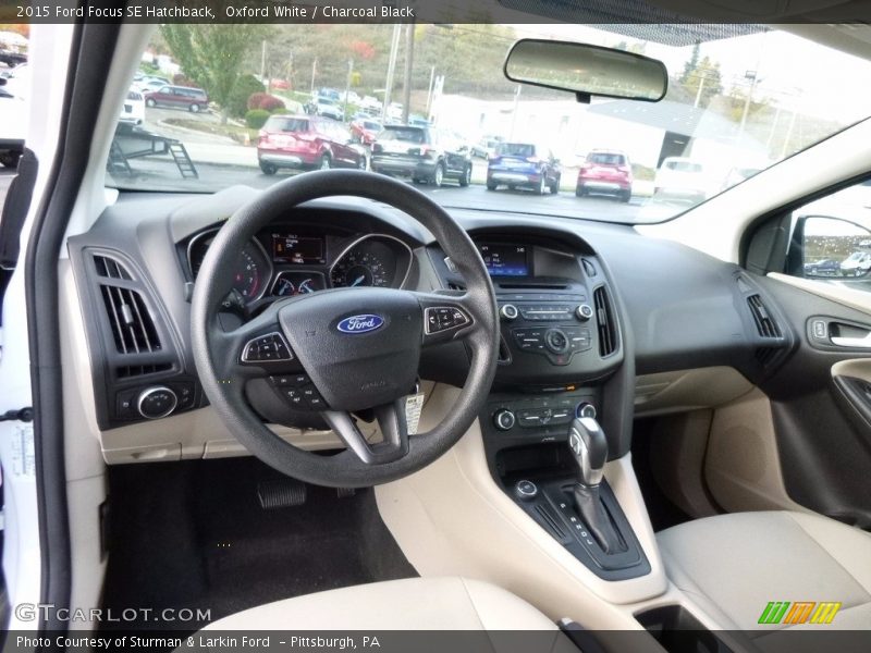 Oxford White / Charcoal Black 2015 Ford Focus SE Hatchback