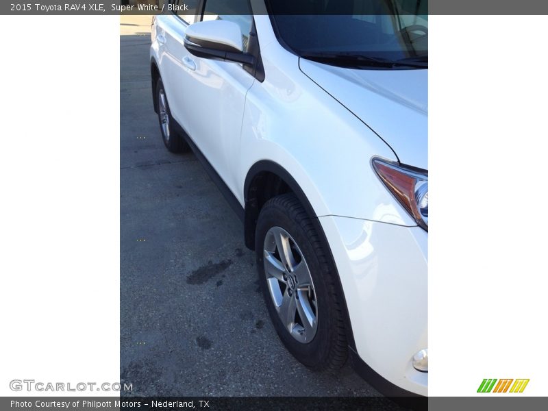 Super White / Black 2015 Toyota RAV4 XLE