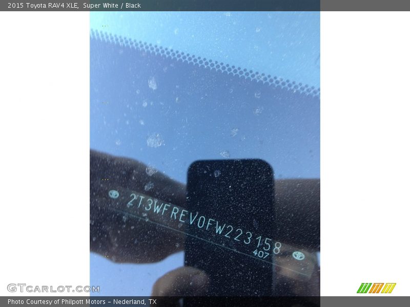 Super White / Black 2015 Toyota RAV4 XLE