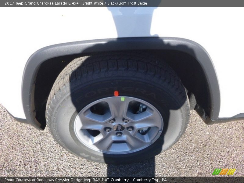 Bright White / Black/Light Frost Beige 2017 Jeep Grand Cherokee Laredo E 4x4