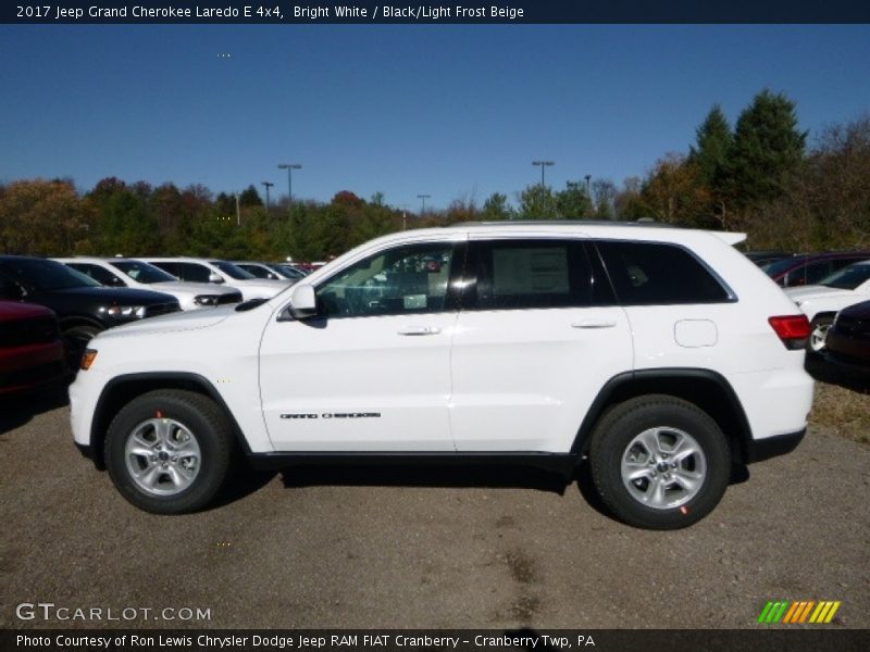 Bright White / Black/Light Frost Beige 2017 Jeep Grand Cherokee Laredo E 4x4