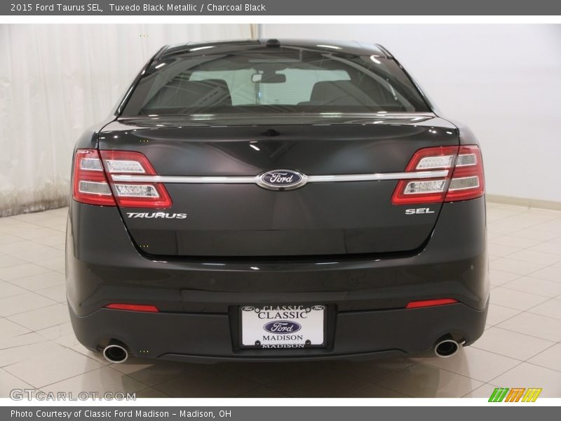 Tuxedo Black Metallic / Charcoal Black 2015 Ford Taurus SEL