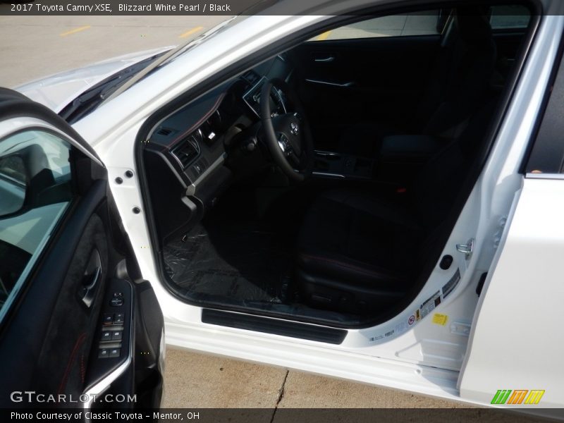 Blizzard White Pearl / Black 2017 Toyota Camry XSE