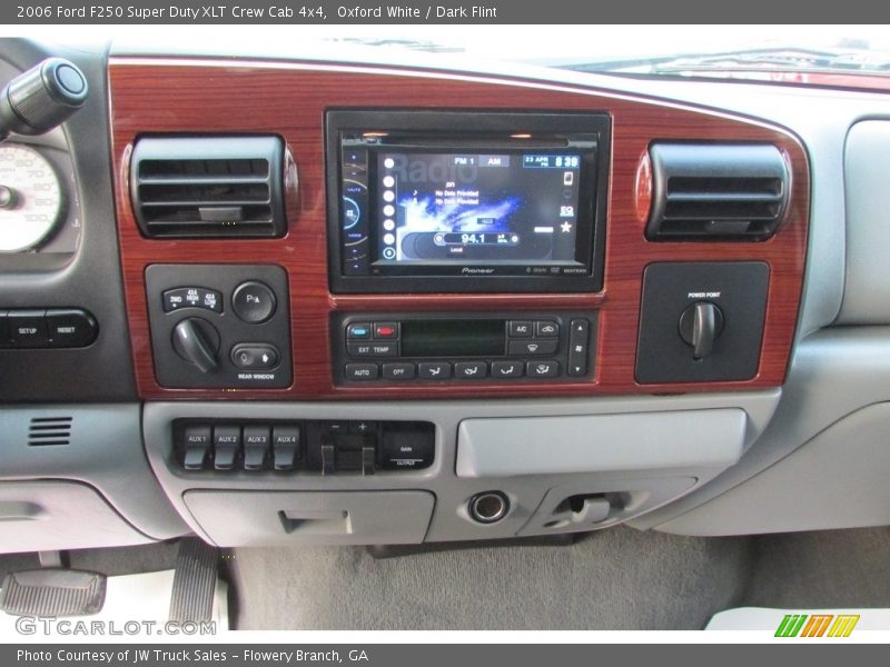 Oxford White / Dark Flint 2006 Ford F250 Super Duty XLT Crew Cab 4x4