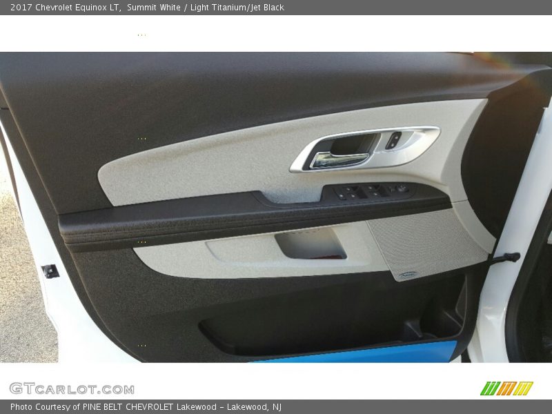 Summit White / Light Titanium/Jet Black 2017 Chevrolet Equinox LT