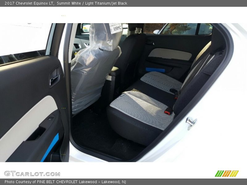 Summit White / Light Titanium/Jet Black 2017 Chevrolet Equinox LT