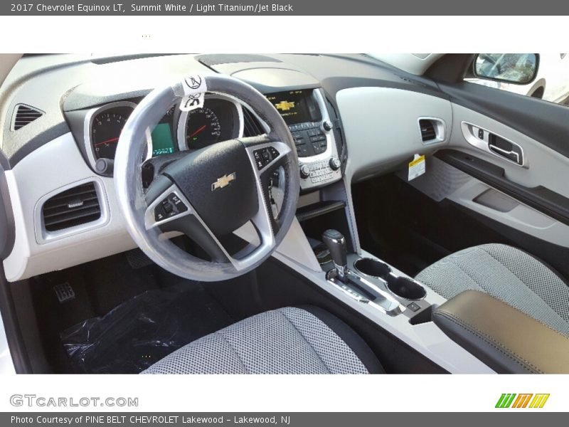 Summit White / Light Titanium/Jet Black 2017 Chevrolet Equinox LT