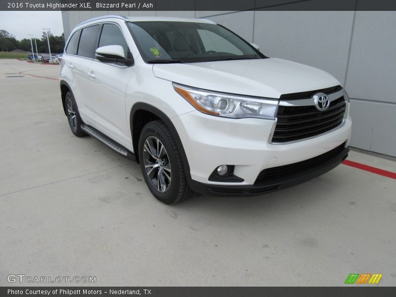 Front 3/4 View of 2016 Highlander XLE