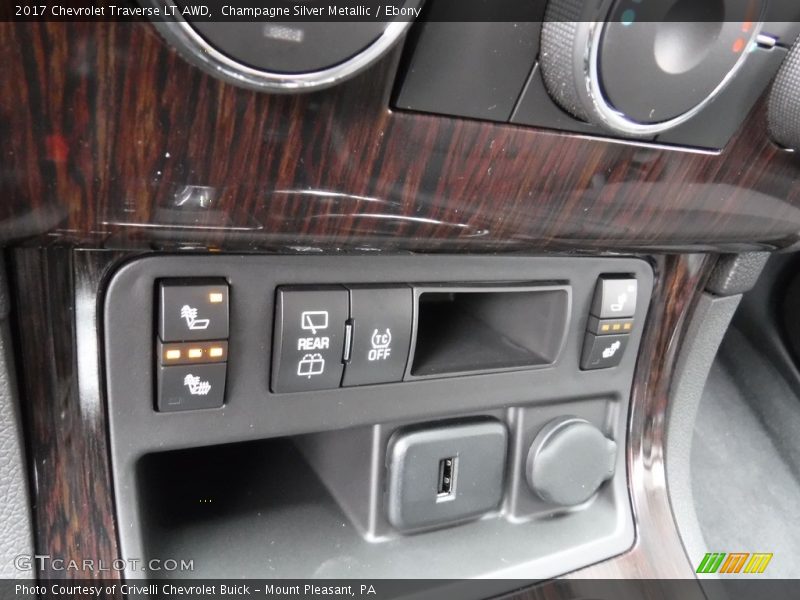 Champagne Silver Metallic / Ebony 2017 Chevrolet Traverse LT AWD