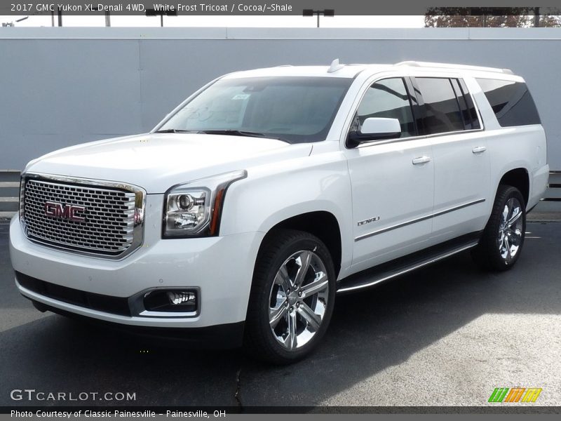 Front 3/4 View of 2017 Yukon XL Denali 4WD