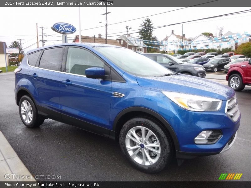 Lightning Blue / Charcoal Black 2017 Ford Escape SE 4WD