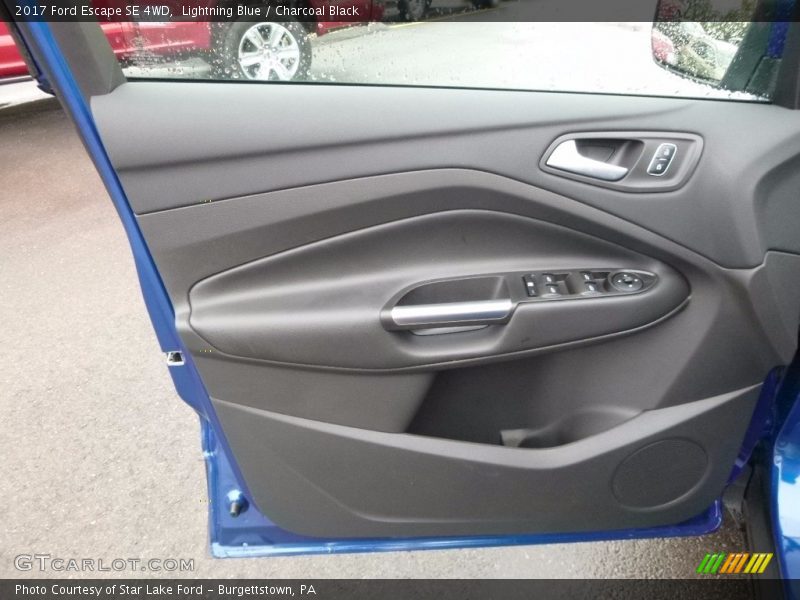 Lightning Blue / Charcoal Black 2017 Ford Escape SE 4WD