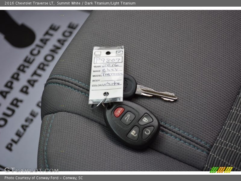Summit White / Dark Titanium/Light Titanium 2016 Chevrolet Traverse LT