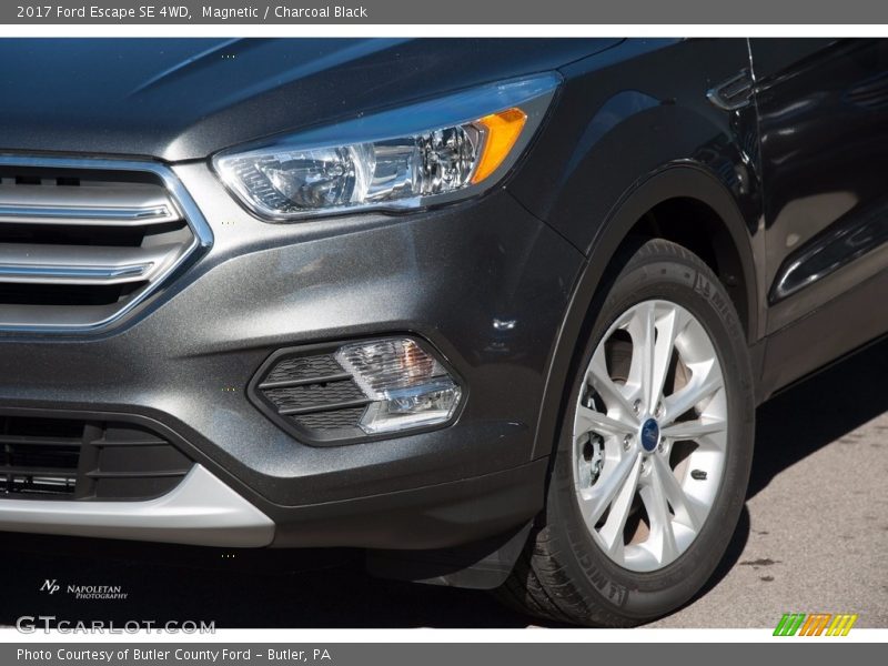 Magnetic / Charcoal Black 2017 Ford Escape SE 4WD