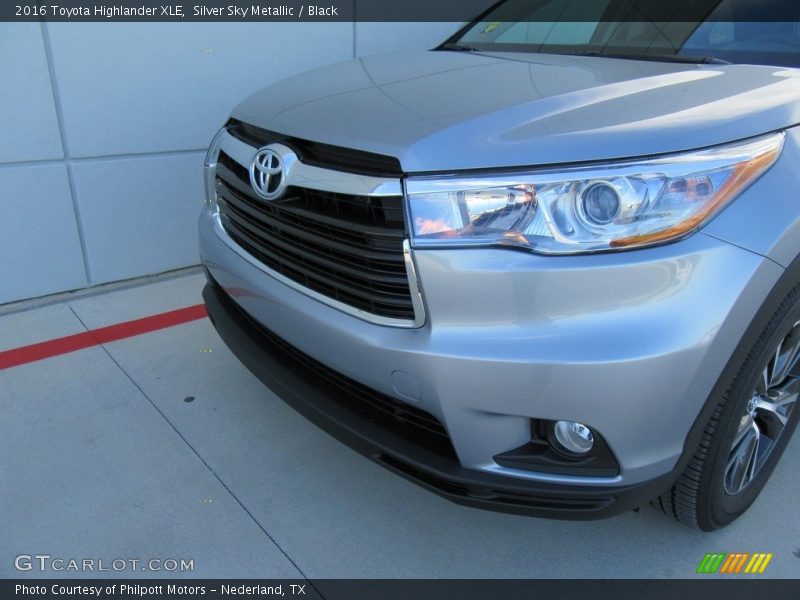 Silver Sky Metallic / Black 2016 Toyota Highlander XLE
