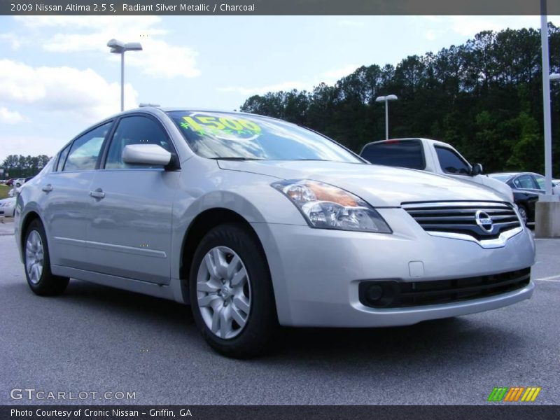 Radiant Silver Metallic / Charcoal 2009 Nissan Altima 2.5 S