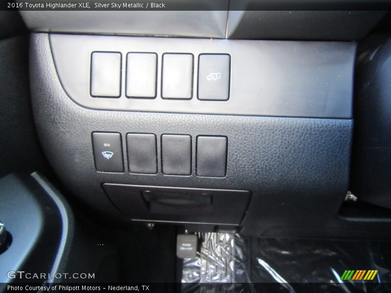 Silver Sky Metallic / Black 2016 Toyota Highlander XLE
