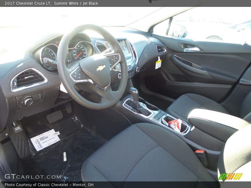 Summit White / Jet Black 2017 Chevrolet Cruze LT